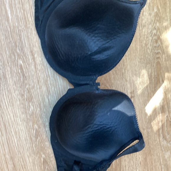 Victoria’s Secret 38ddd black silky lace trim underwire bra. - Picture 6 of 9